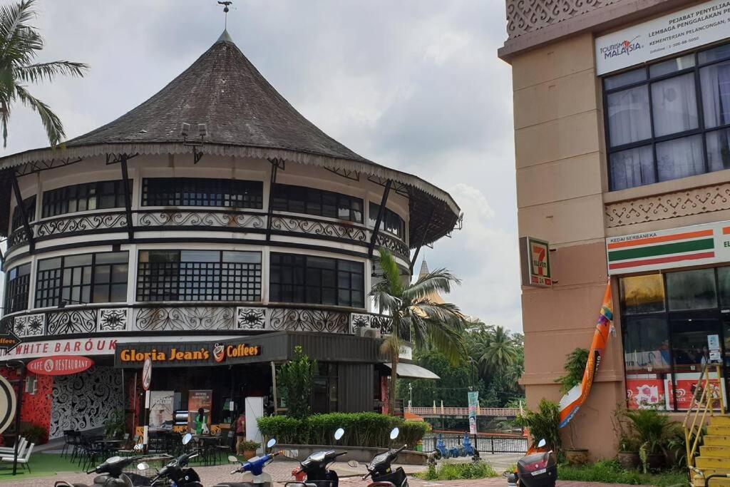 Lovely Waterfront Riverbank Suite With Pool A2 Kuching Buitenkant foto