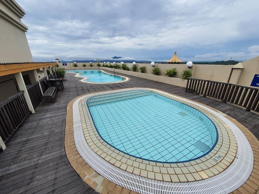 Lovely Waterfront Riverbank Suite With Pool A2 Kuching Buitenkant foto