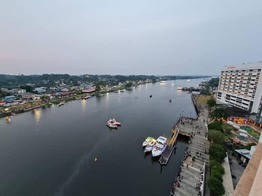 Lovely Waterfront Riverbank Suite With Pool A2 Kuching Buitenkant foto
