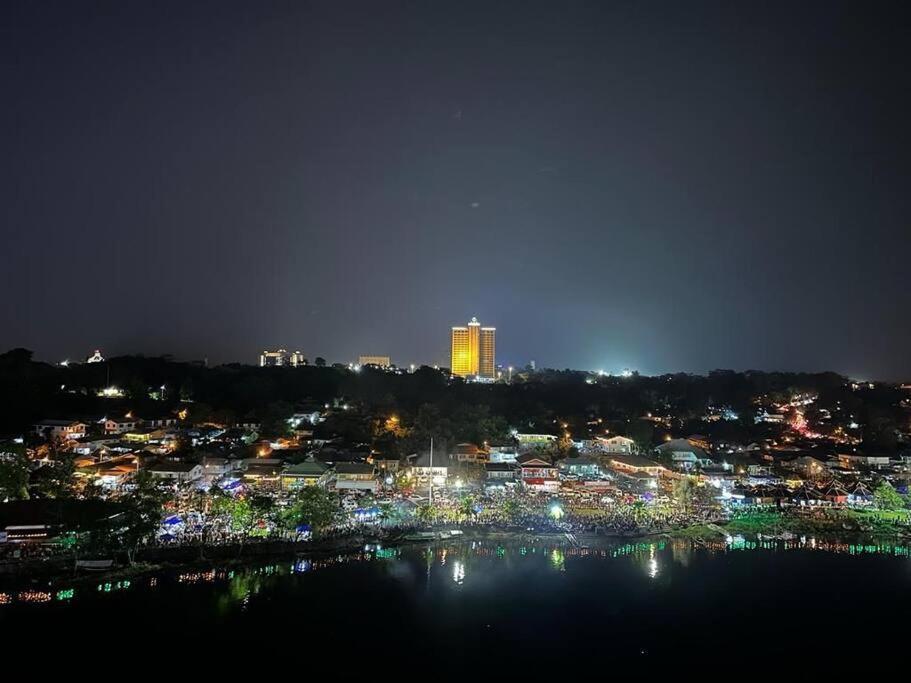 Lovely Waterfront Riverbank Suite With Pool A2 Kuching Buitenkant foto